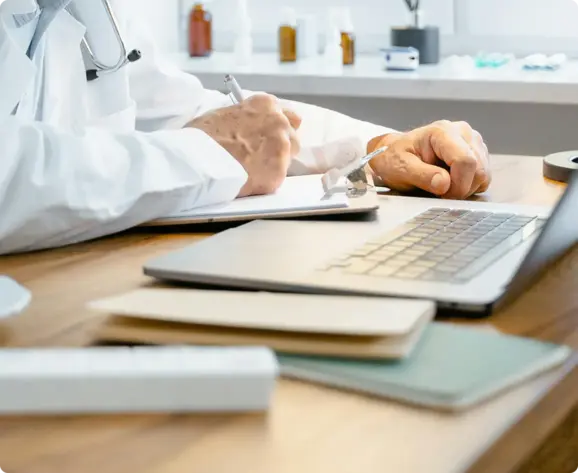 Љекар заtrпан административним радом — губитак времена због куцања медицинских налаза